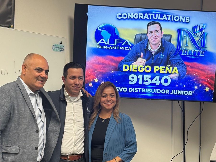 Diego Peña recibiendo el nombramiento como nuevo Distribuidor Junior de J&M ÉLITE