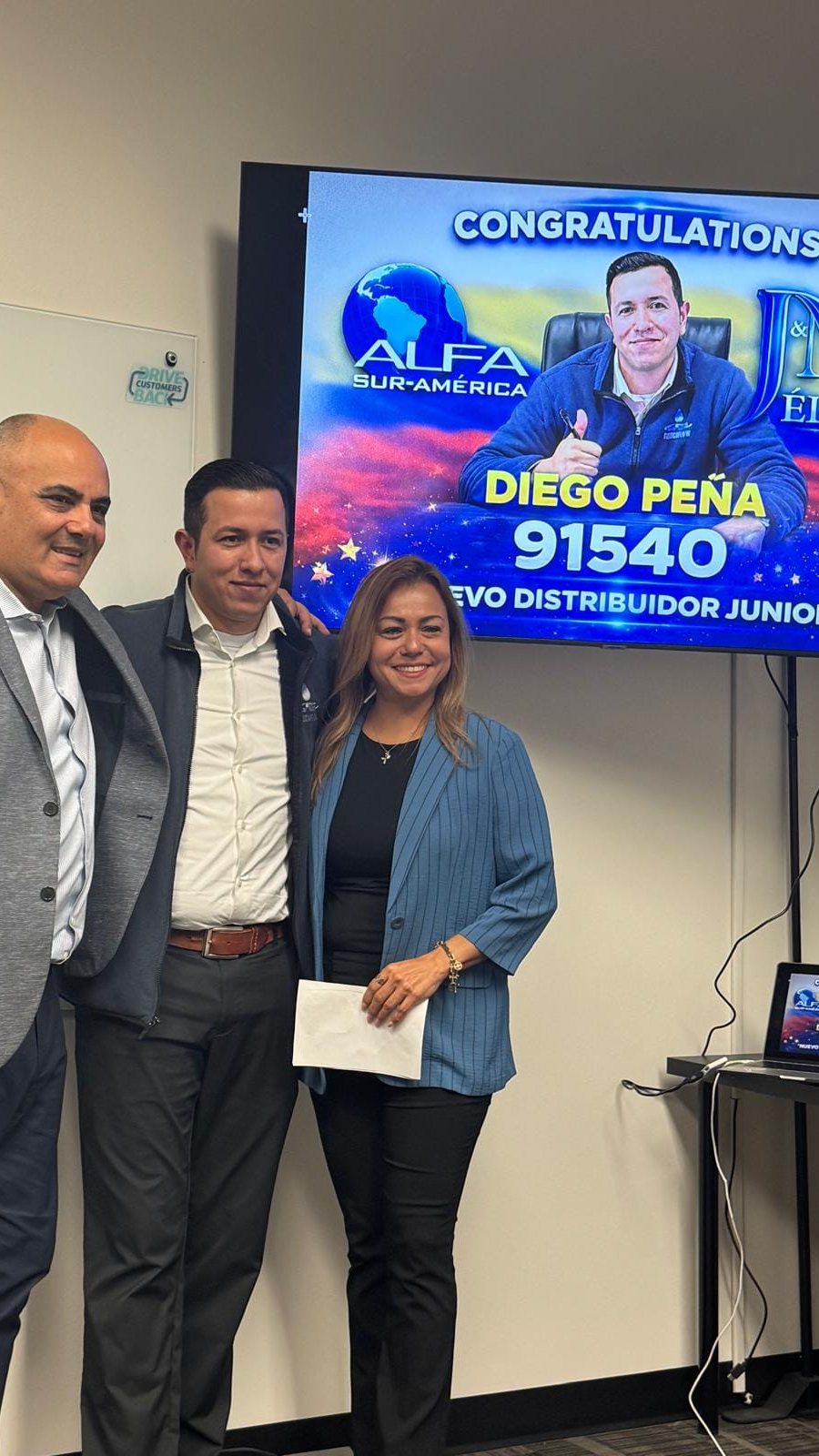 Diego Peña recibiendo su nombramiento como nuevo Distribuidor Junior de J&M ÉLITE